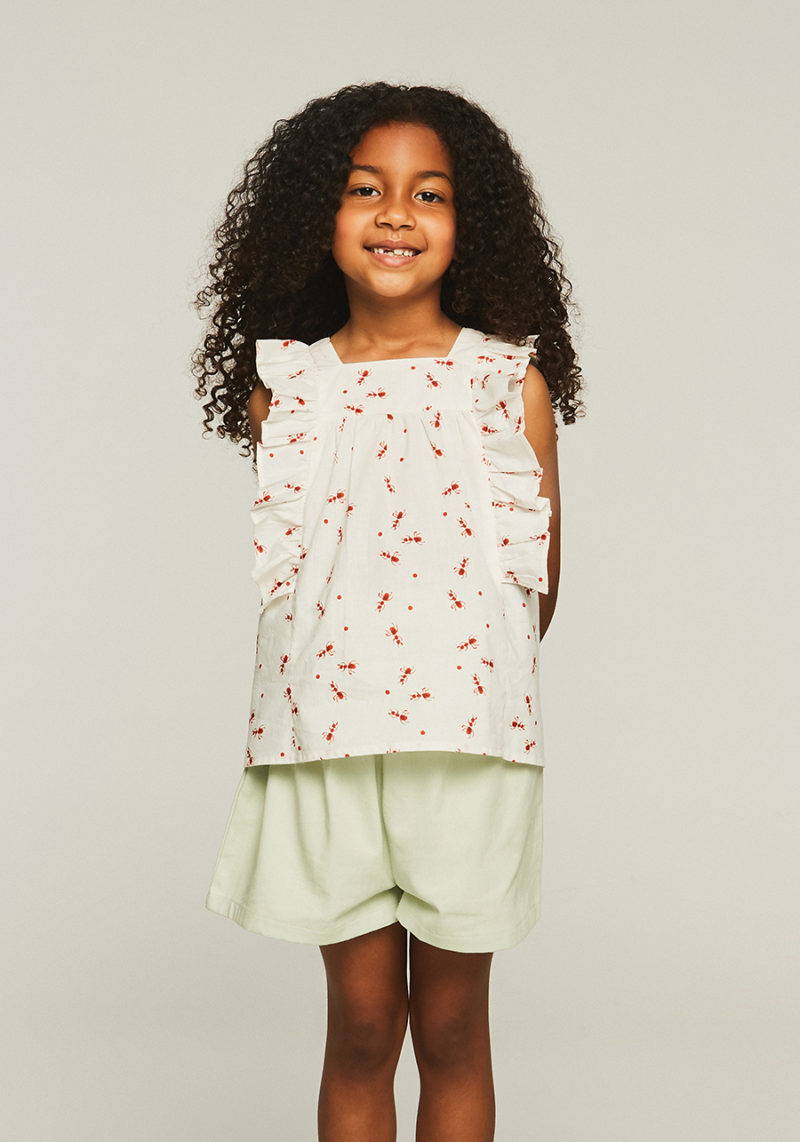 Top niña hormigas